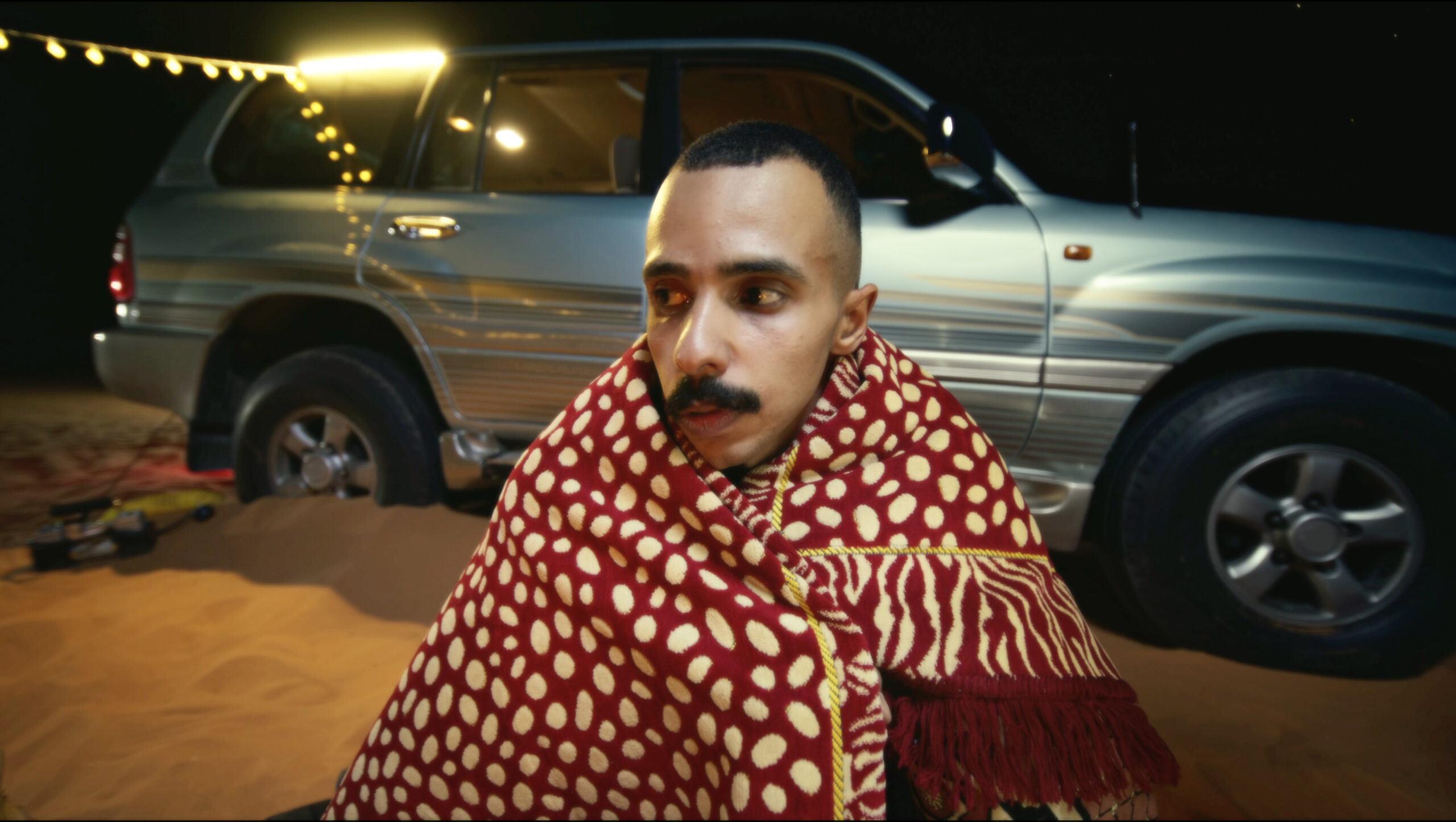 فريق عمل أفضل شركة تصوير اعلانات أثناء تصوير مشهد سينمائي